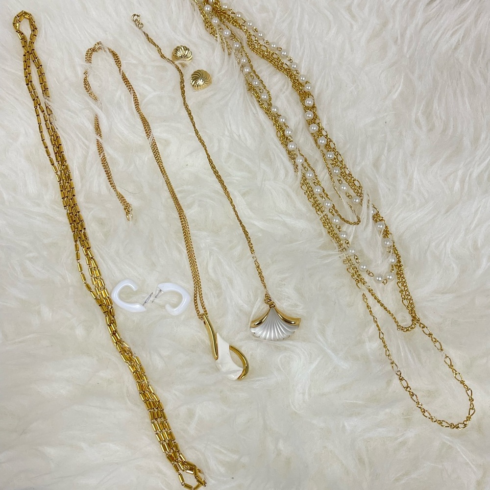 Lot of vintage necklaces. AVON & SARAH COVENTRY